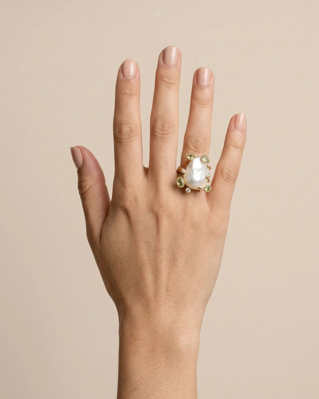 Bague Perle Baroque Pierres Vertes Dorée portée