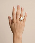 Bague Perle Baroque Pierres Vertes Dorée portée