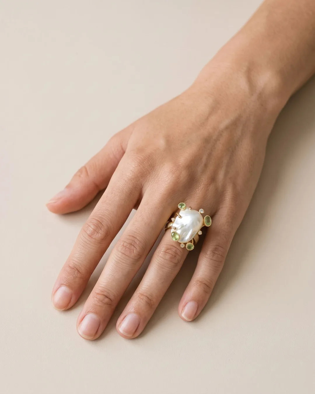 Bague Perle Baroque Pierres Vertes Dorée portée, autre vue