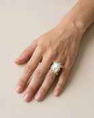Bague Perle Baroque Pierres Vertes Dorée portée, autre vue