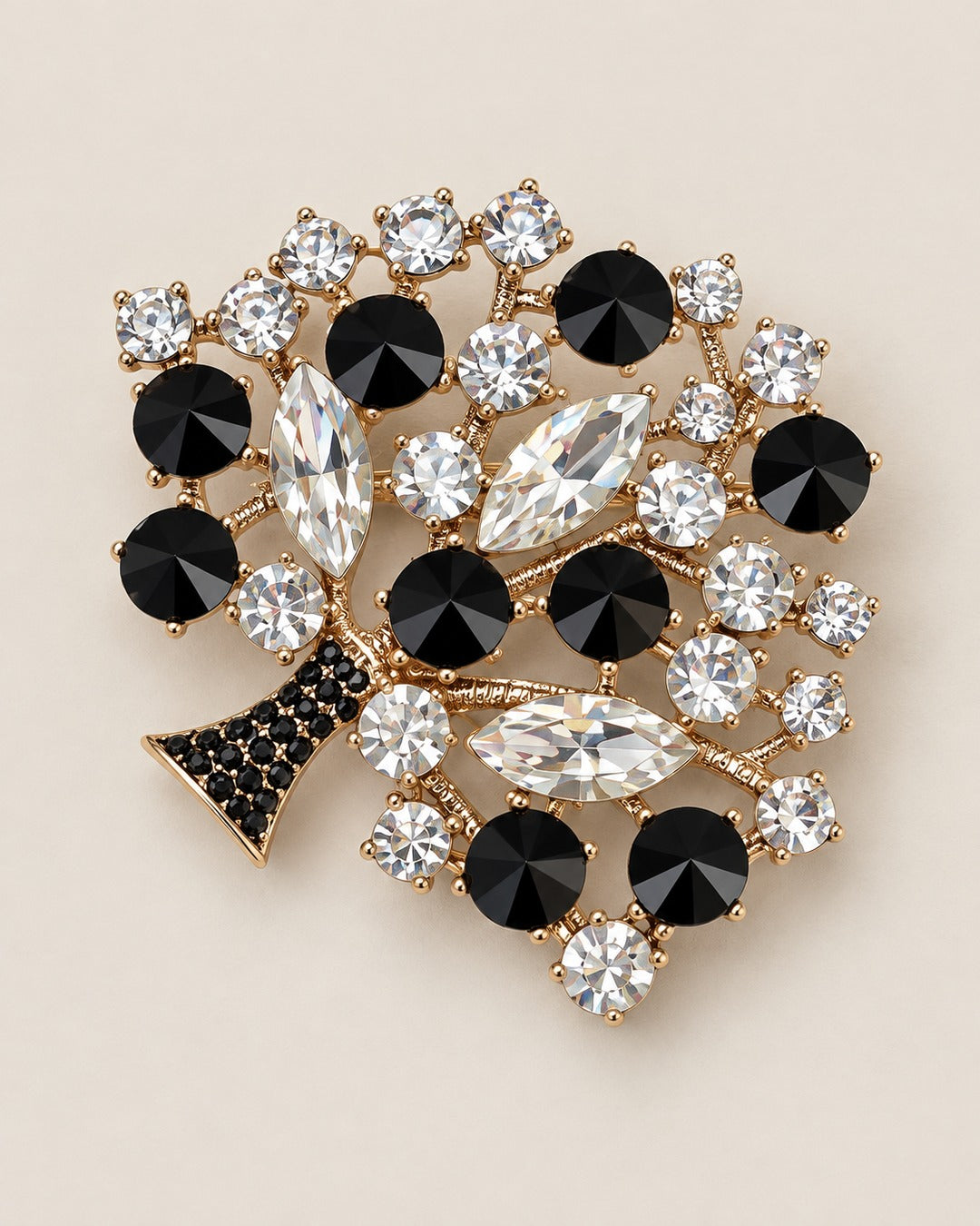 Broche Arbre de Vie Strass, packshot sur fond beige