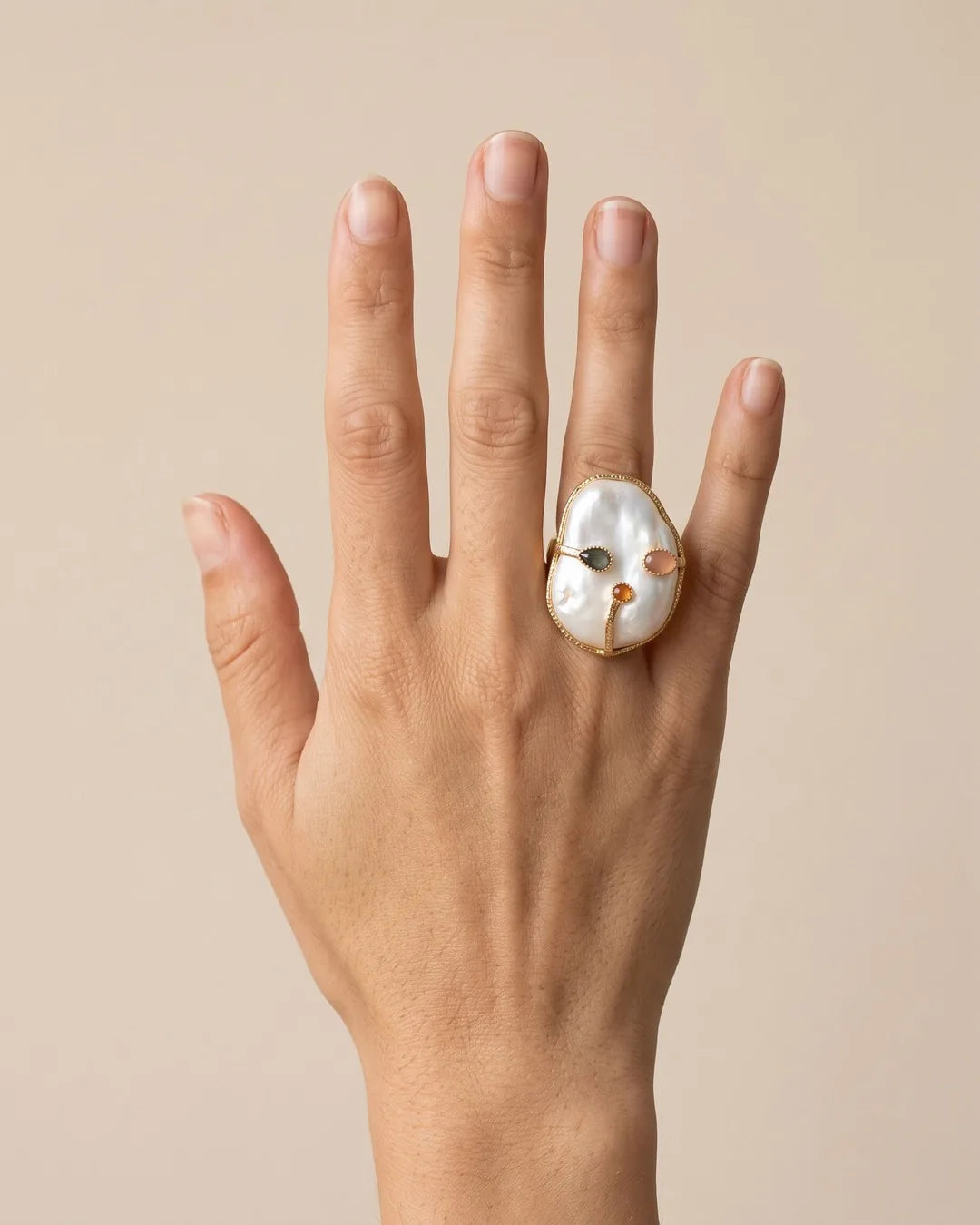 Bague Grande Perle Baroque Cabochons Dorée portée