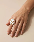 Bague Grande Perle Baroque Cabochons Dorée portée, autre vue