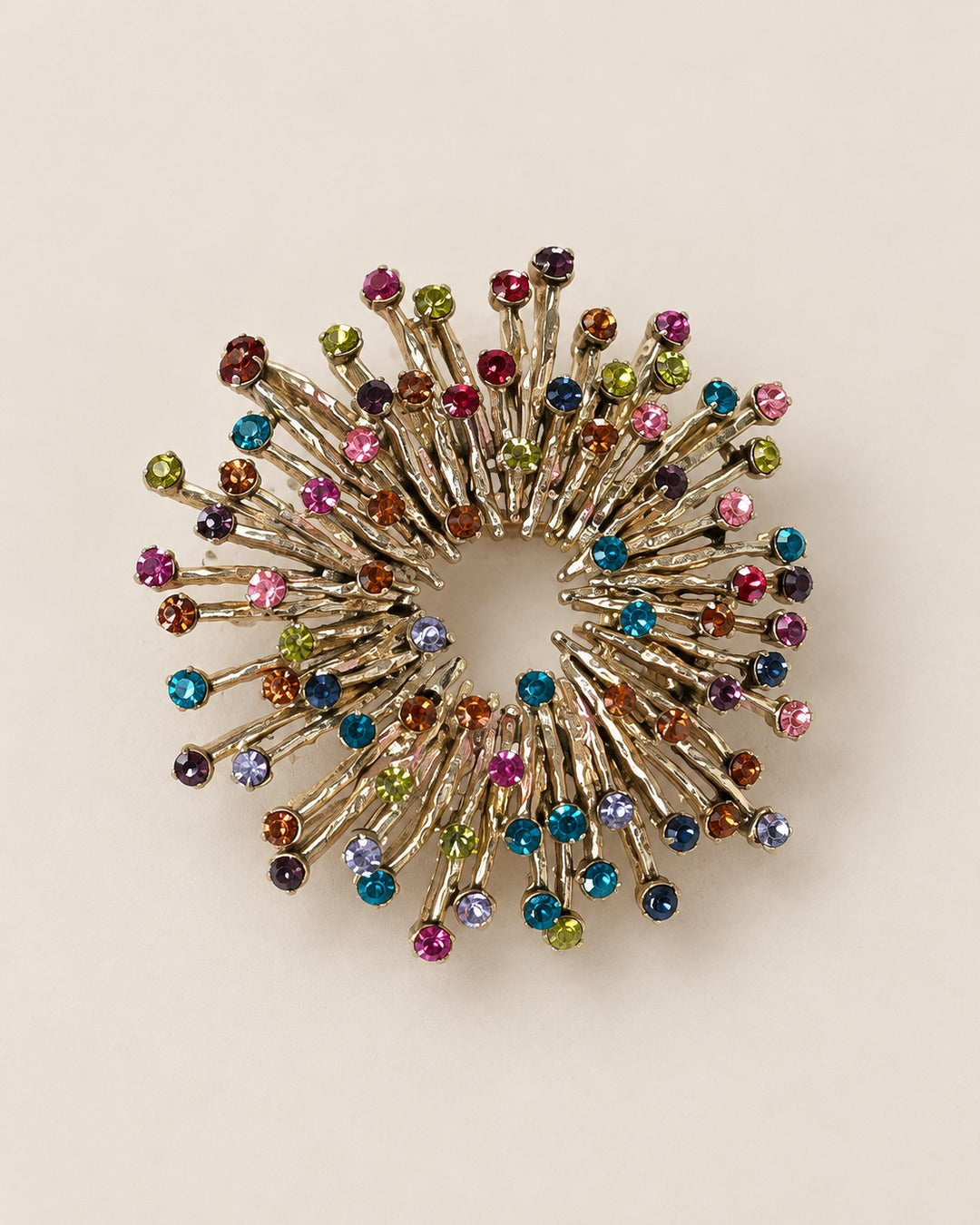 Broche Couronne Strass Rayons, packshot sur fond beige