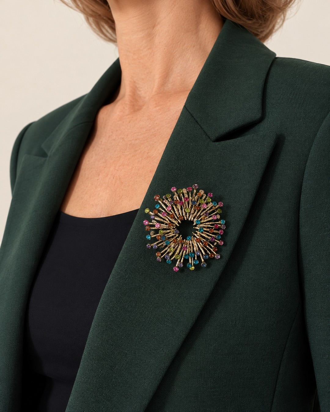 Broche Couronne Strass Rayons, portée
