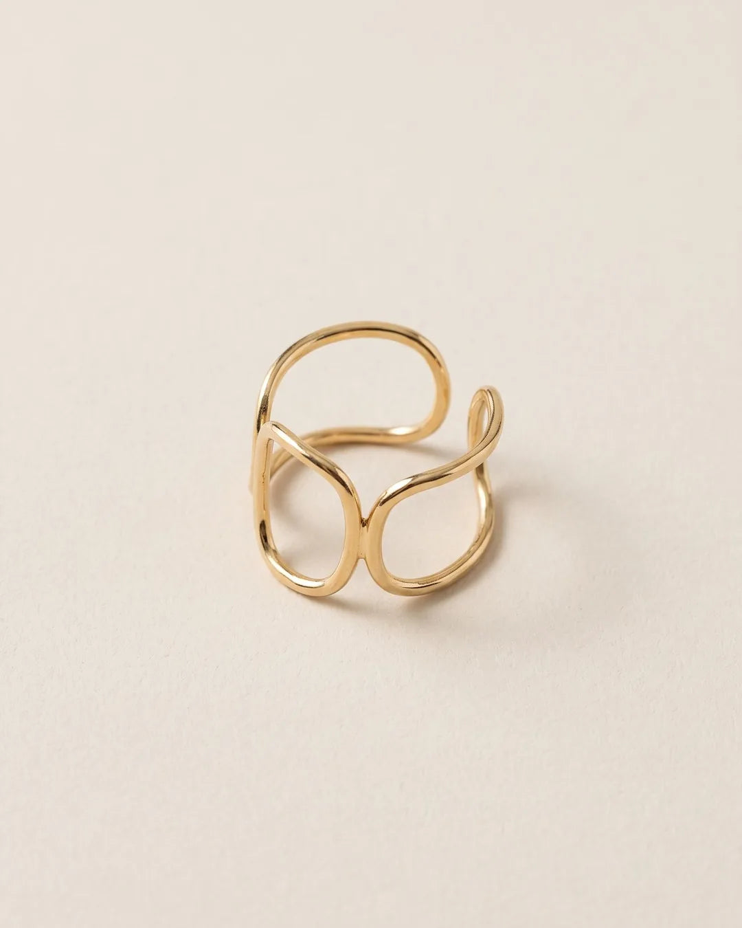 Bague Double Ovale Filaire Dorée, packshot sur fond beige