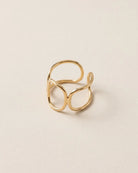 Bague Double Ovale Filaire Dorée, packshot sur fond beige