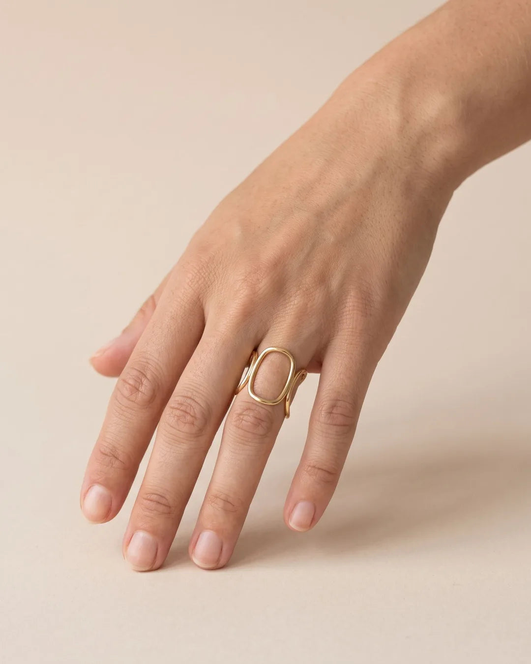 Bague Double Ovale Filaire Dorée portée, autre vue