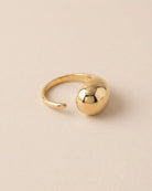 Bague Dôme Goutte Dorée, packshot sur fond beige