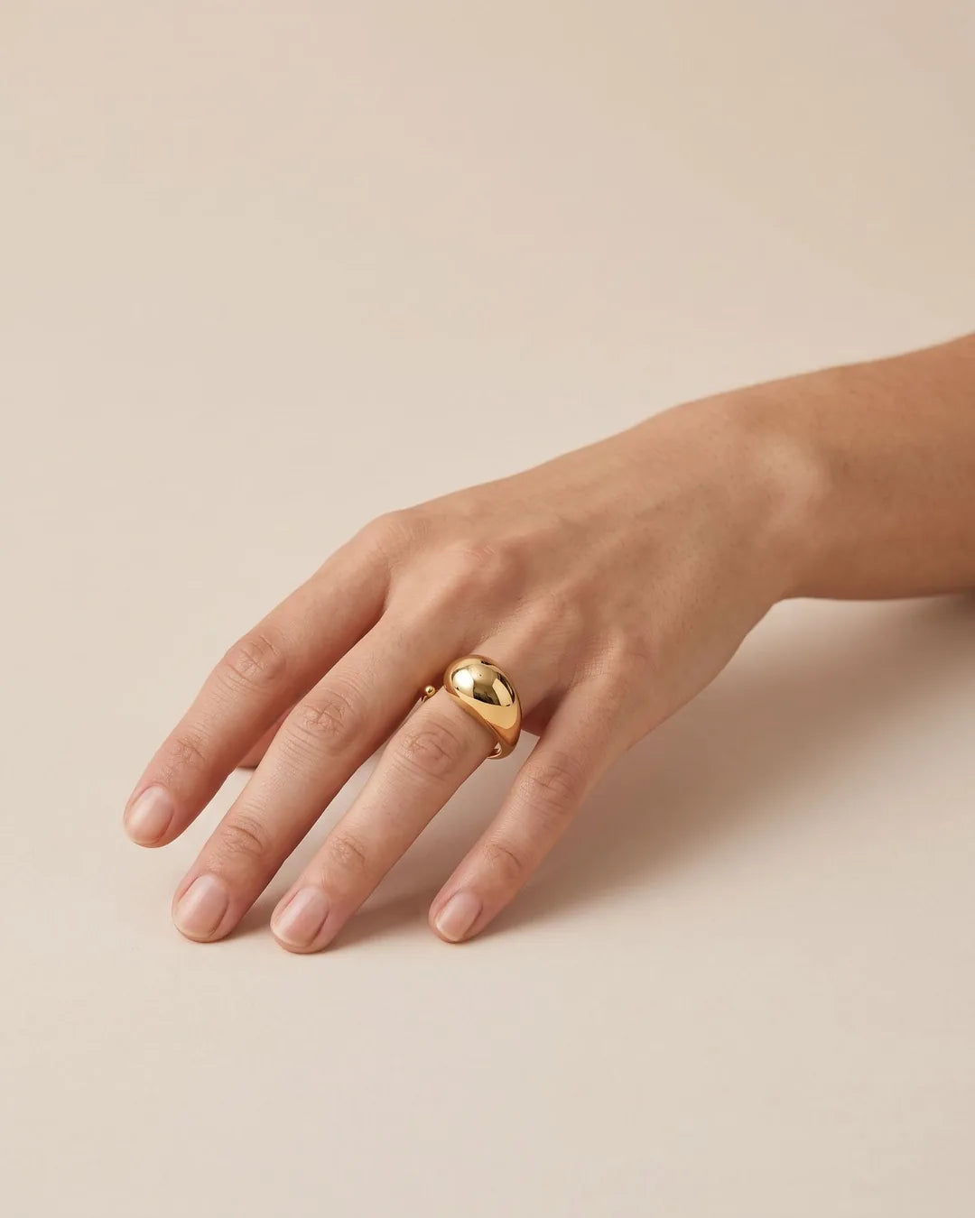 Bague Dôme Goutte Dorée portée, autre vue
