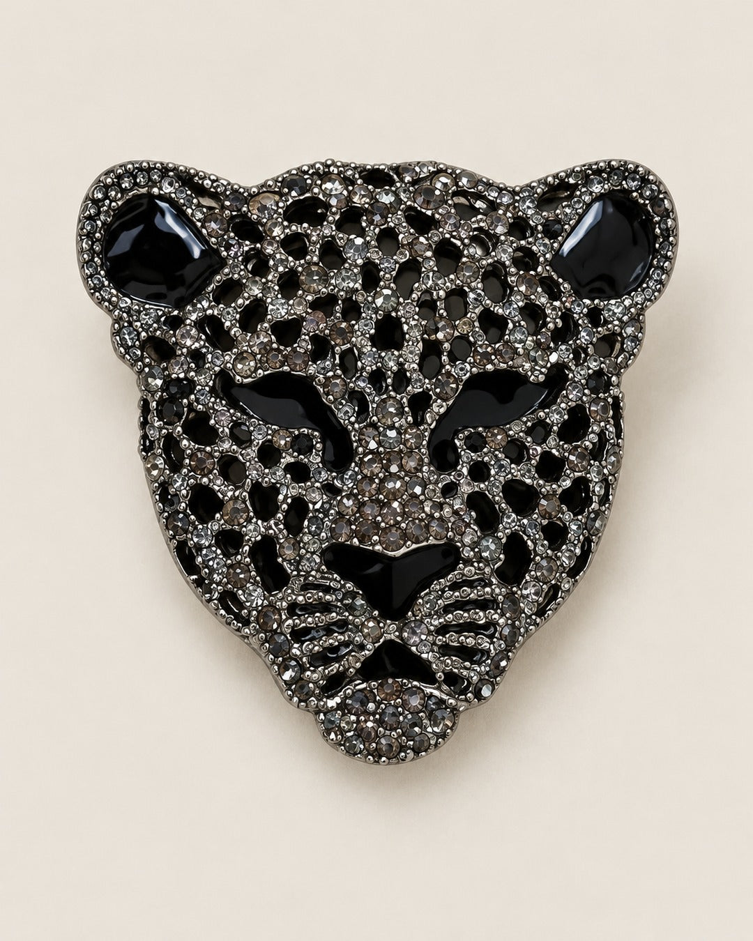 Broche Panthère Strass Argentée Vieillie, packshot sur fond beige