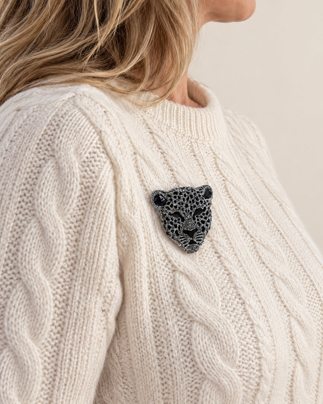 Broche Panthère Strass Argentée Vieillie, portée