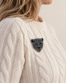 Broche Panthère Strass Argentée Vieillie, portée