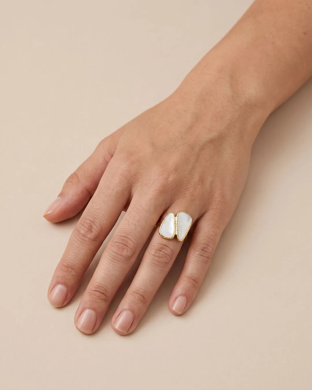 Bague Double Cabochon Nacre Dorée portée, autre vue
