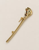 Broche Épingle Cornet Dorée, packshot sur fond beige
