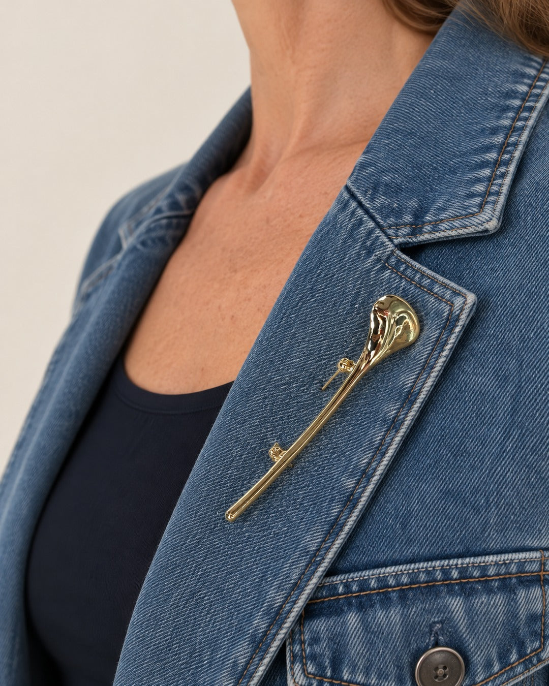 Broche Épingle Cornet Dorée, portée