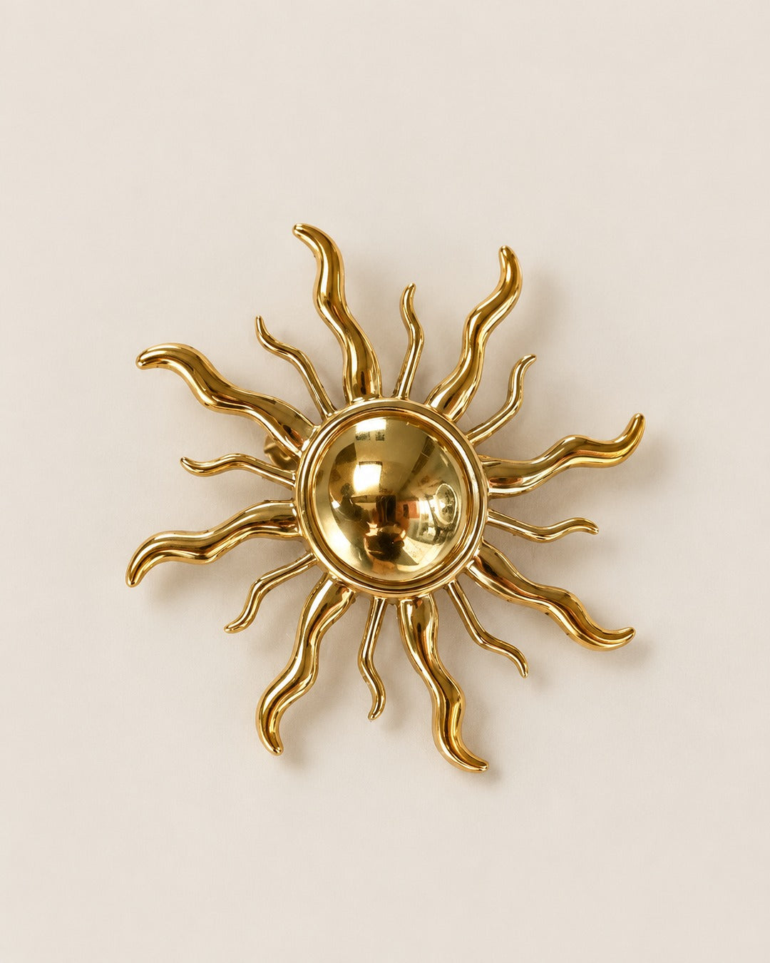 Broche Soleil Rayons Dorée, packshot sur fond beige