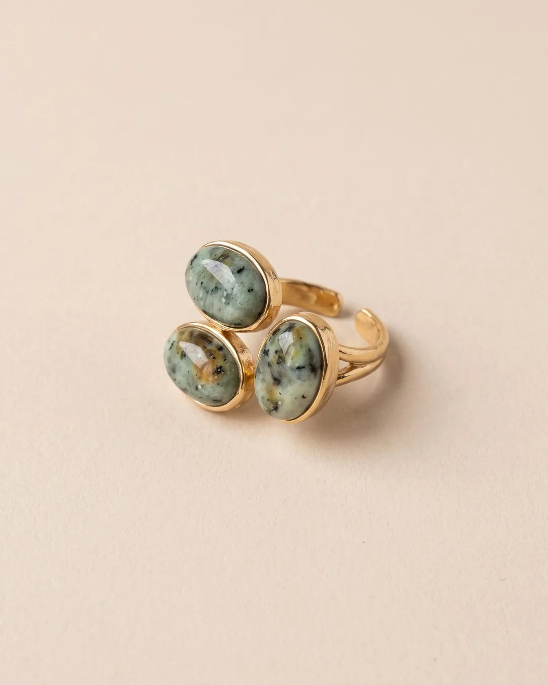Bague Trois Cabochons Verts Effet Jaspe Dorée, packshot sur fond beige