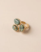 Bague Trois Cabochons Verts Effet Jaspe Dorée, packshot sur fond beige