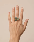 Bague Trois Cabochons Verts Effet Jaspe Dorée portée