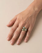 Bague Trois Cabochons Verts Effet Jaspe Dorée portée, autre vue