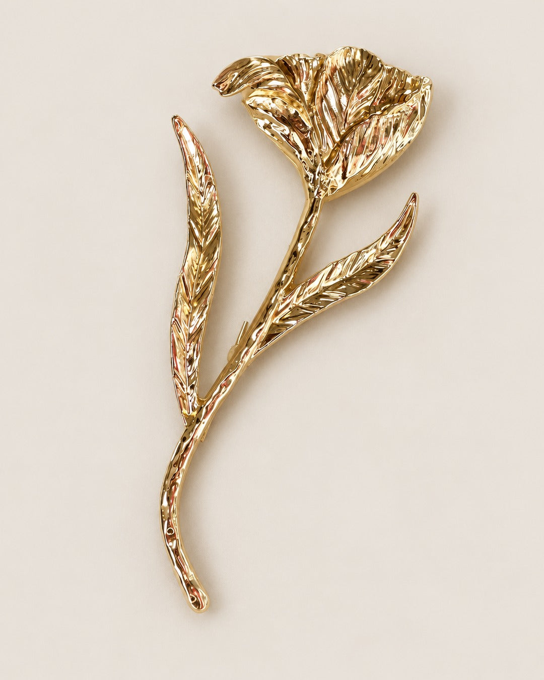 Broche Fleur Tige Dorée, packshot sur fond beige