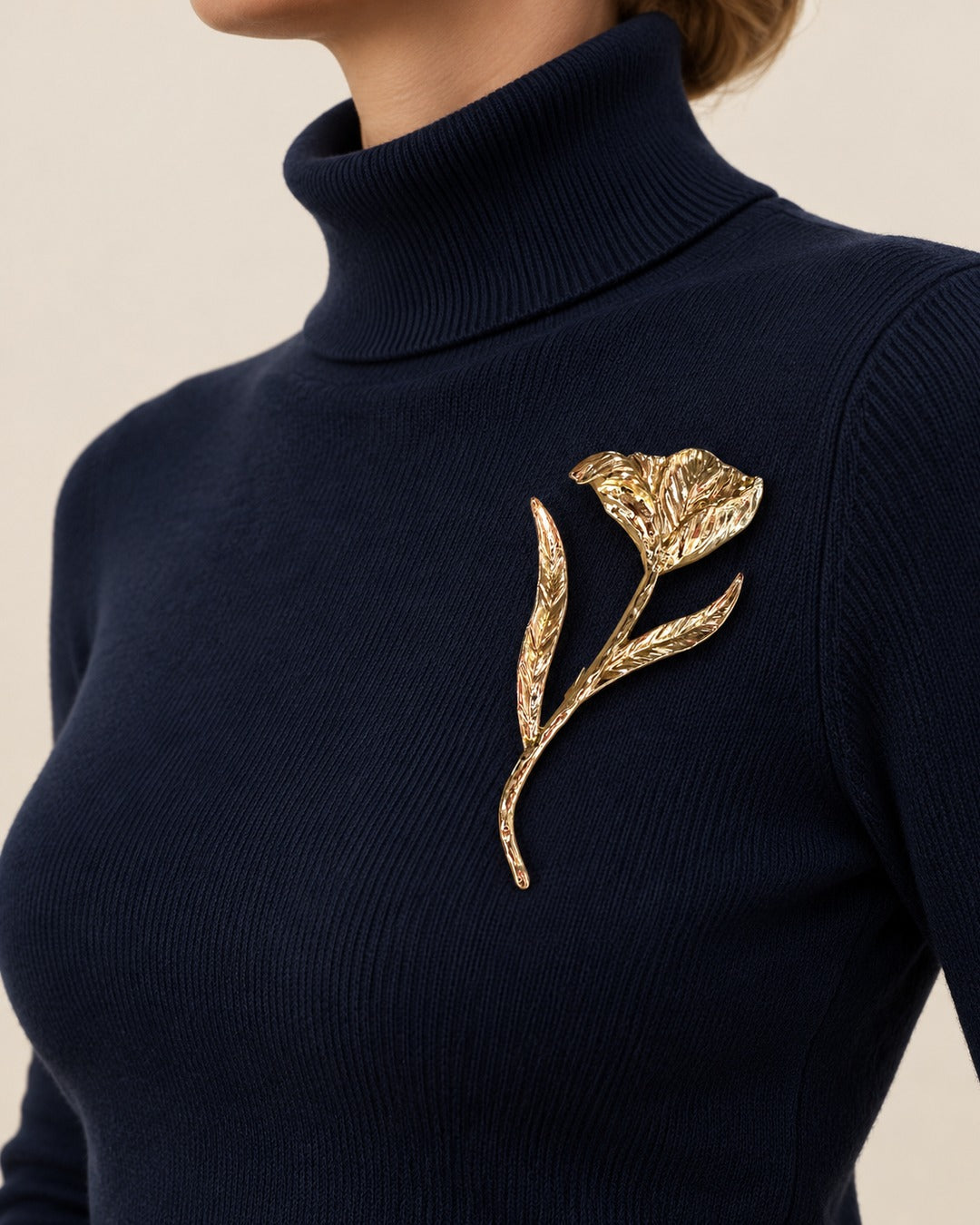 Broche Fleur Tige Dorée, portée