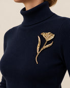 Broche Fleur Tige Dorée, portée
