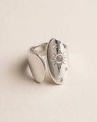 Bague Ovale Soleil Étoiles Argentée, packshot sur fond beige