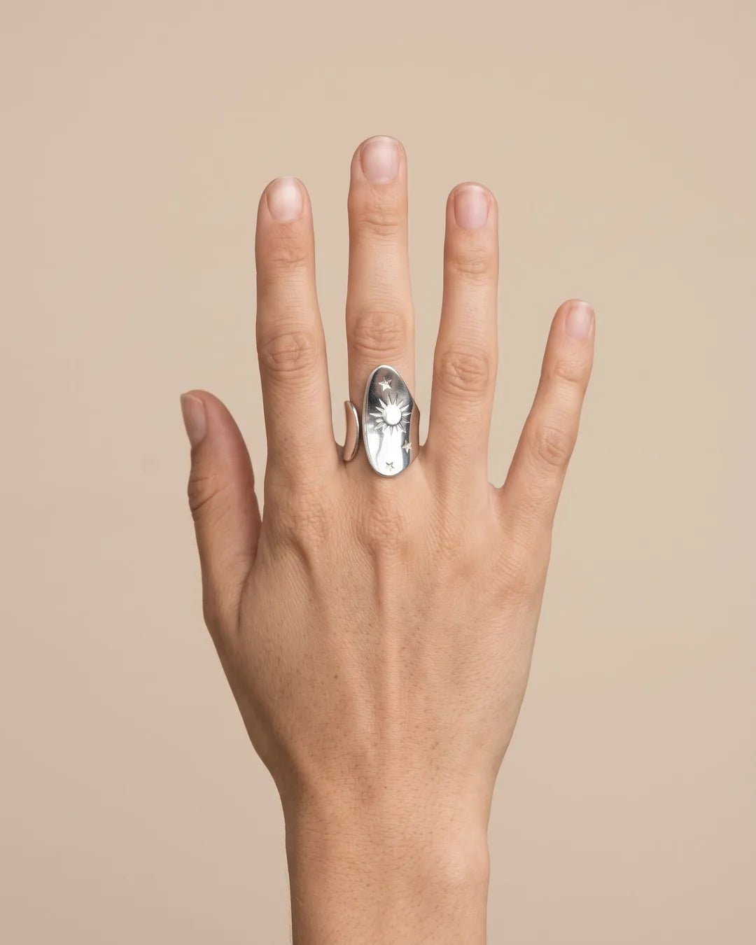 Bague Ovale Soleil Étoiles Argentée portée
