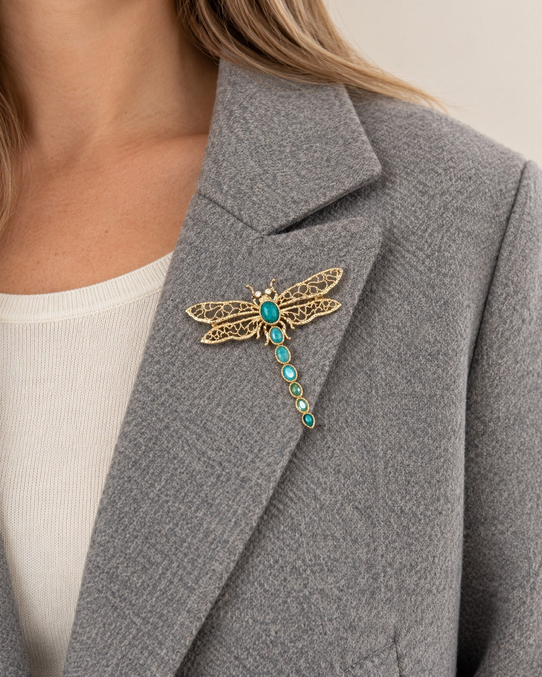 Broche Libellule Filigrane Pierres, portée