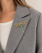 Broche Libellule Filigrane Pierres, portée