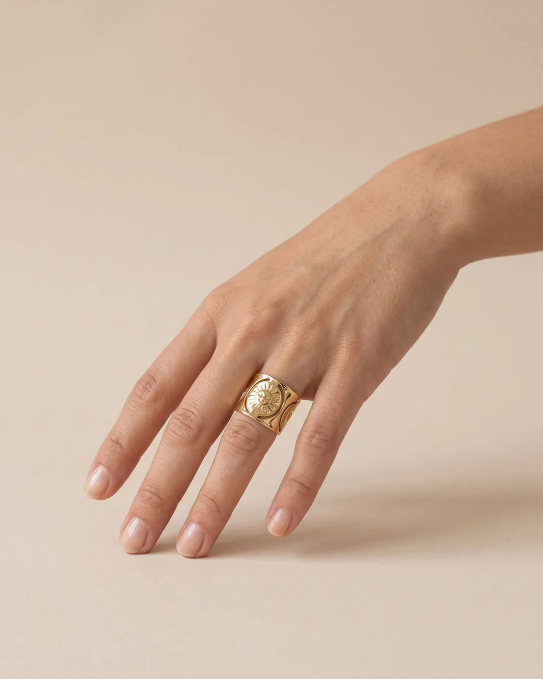 Bague Large Soleil Gravé Dorée portée, autre vue