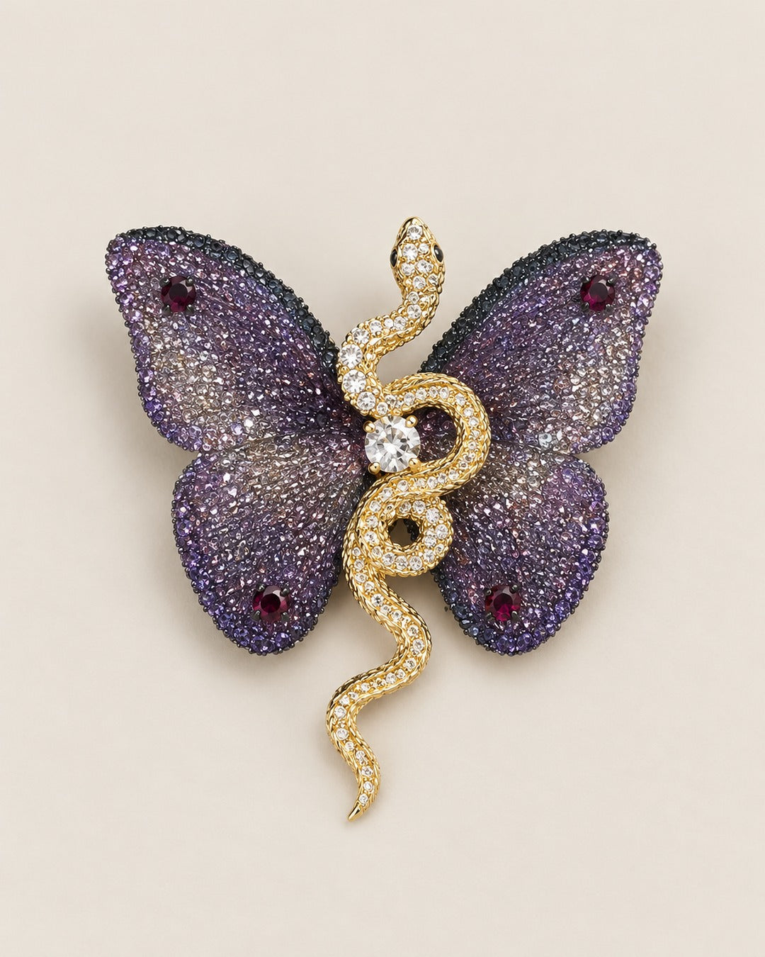 Broche Papillon Serpent Pailleté Violet, packshot sur fond beige