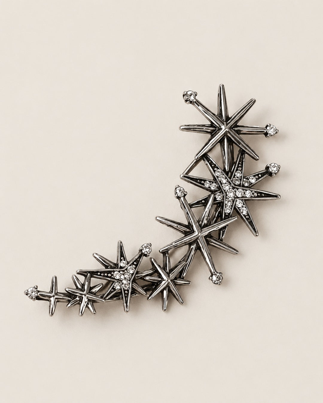Broche Étoiles Strass Argentée Vieillie, packshot sur fond beige