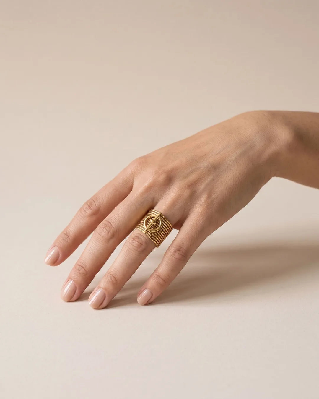 Bague Large Stries Boucle Dorée portée, autre vue
