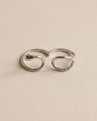 Bague Double Doigt Serpent Cristaux Argentée, packshot sur fond beige