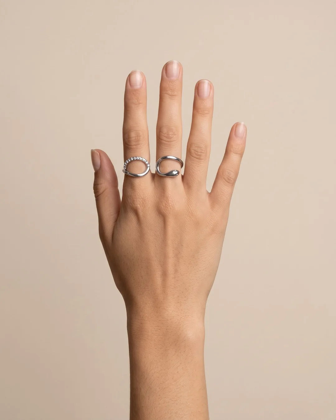 Bague Double Doigt Serpent Cristaux Argentée portée