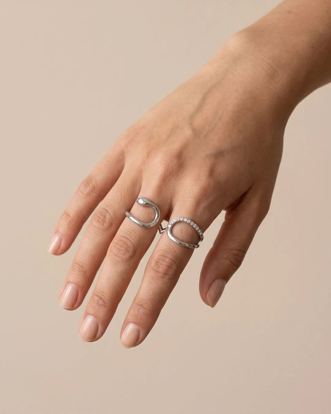 Bague Double Doigt Serpent Cristaux Argentée portée, autre vue