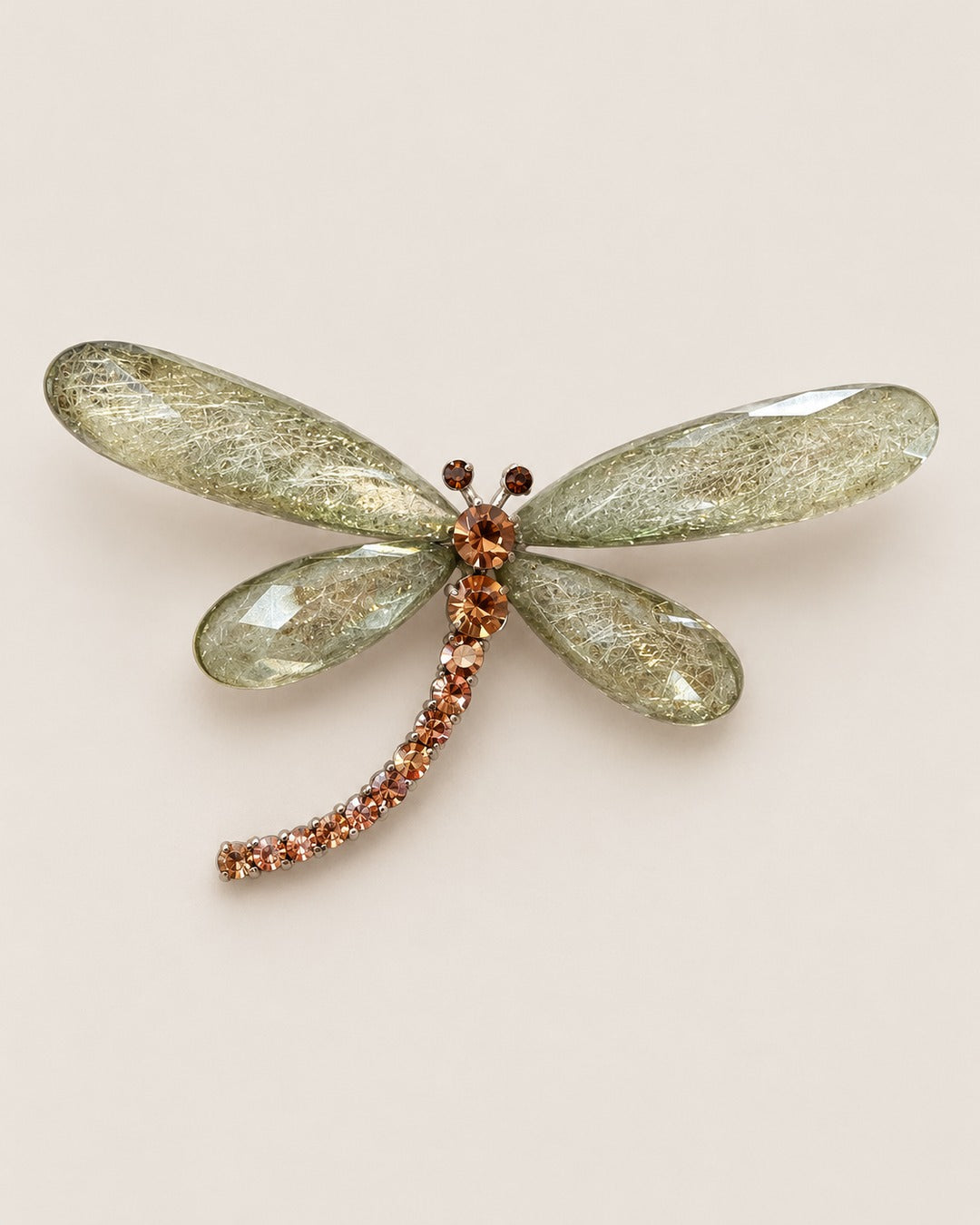 Broche Libellule Ailes Pailletées, packshot sur fond beige