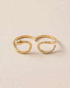 Bague Double Doigt Serpent Cristaux Dorée, packshot sur fond beige