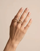 Bague Double Doigt Serpent Cristaux Dorée portée, autre vue