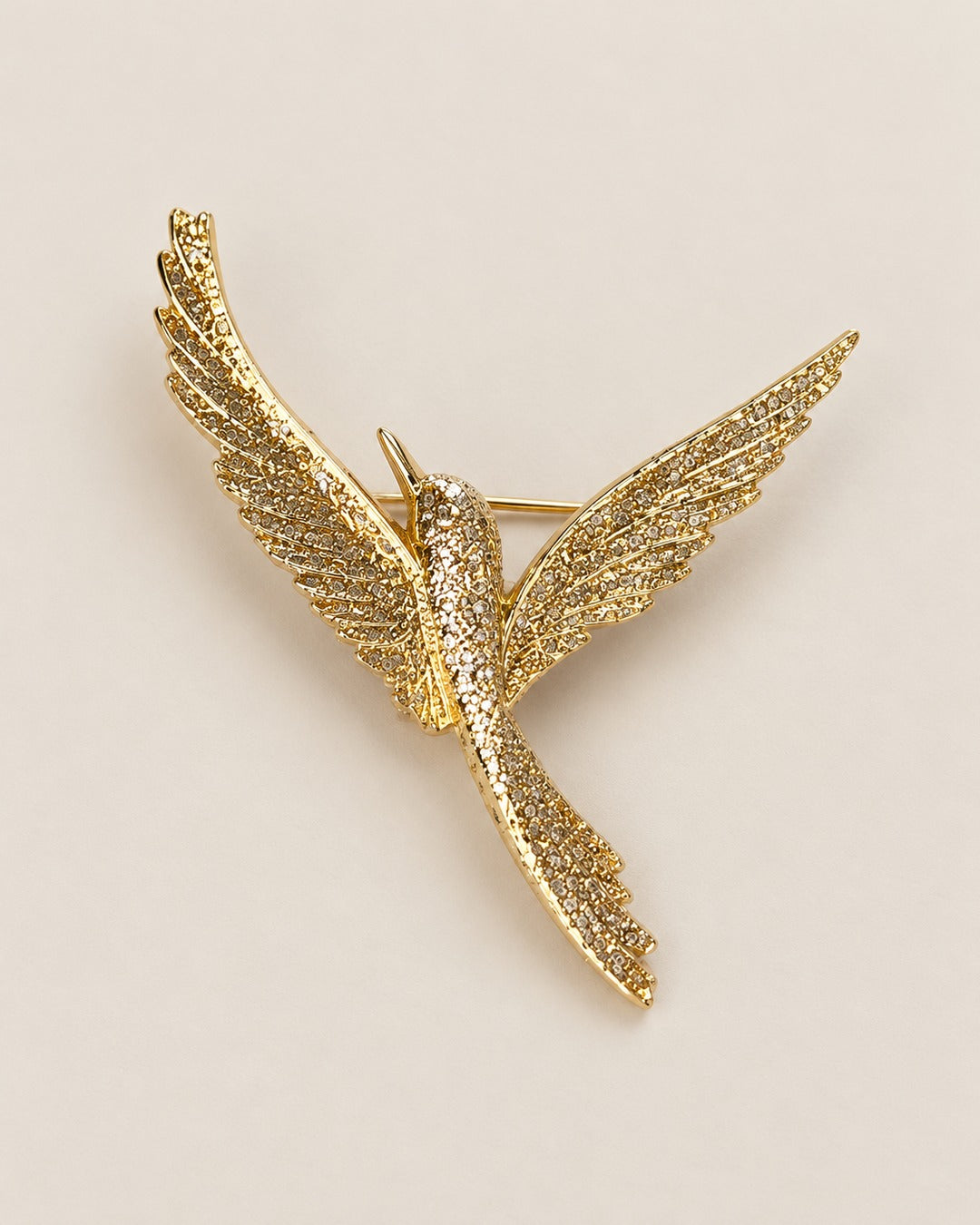 Broche Colibri Doré, packshot sur fond beige