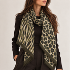 Foulard Carré Imprimé Safari Floral Frangé Noir Porté - ModeAccess
