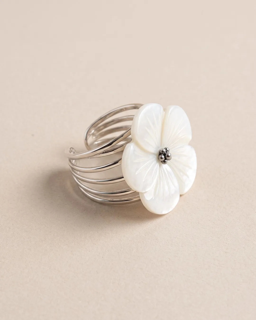Bague Fleur Nacre Argentée, packshot sur fond beige
