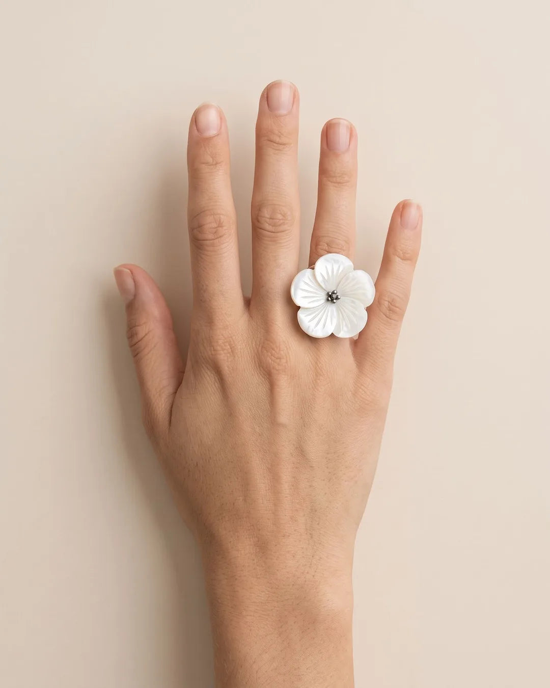 Bague Fleur Nacre Argentée portée