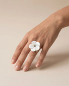 Bague Fleur Nacre Argentée portée, autre vue