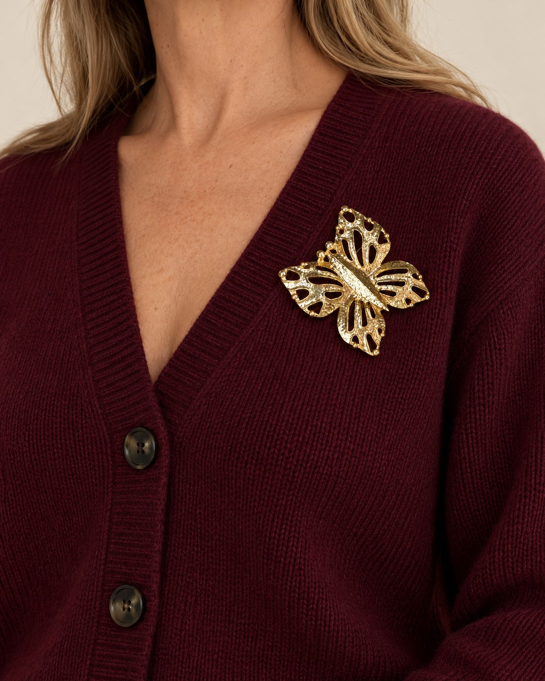Broche Papillon Ajouré Doré, portée