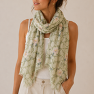 Foulard Floral Marguerites Vert Sauge Porté - ModeAccess