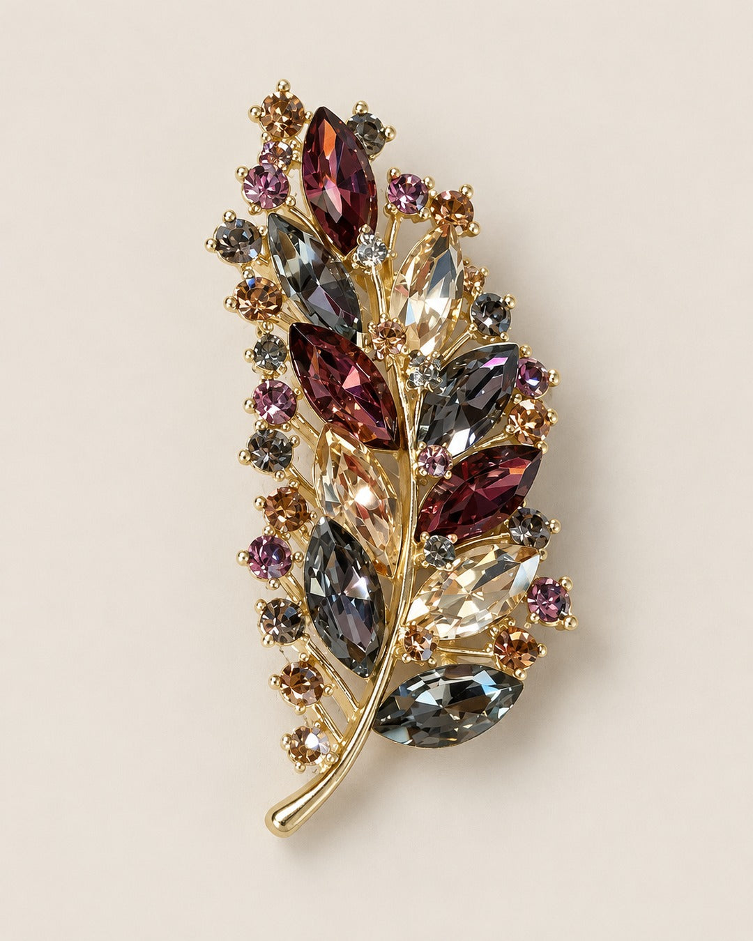 Broche Feuille Strass Bordeaux, packshot sur fond beige